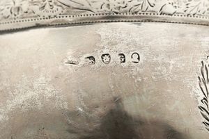 Tre lattiere, tre zuccheriere e uno spargizucchero. Inghilterra, XIX secolo, vari argentieri  - Asta Argenti - Associazione Nazionale - Case d'Asta italiane