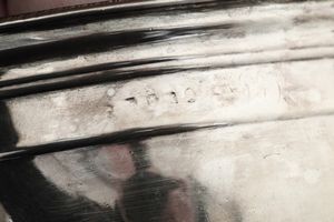 Tre lattiere, tre zuccheriere e uno spargizucchero. Inghilterra, XIX secolo, vari argentieri  - Asta Argenti - Associazione Nazionale - Case d'Asta italiane