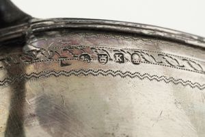 Tre lattiere, tre zuccheriere e uno spargizucchero. Inghilterra, XIX secolo, vari argentieri  - Asta Argenti - Associazione Nazionale - Case d'Asta italiane