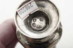 Tre lattiere, tre zuccheriere e uno spargizucchero. Inghilterra, XIX secolo, vari argentieri  - Asta Argenti - Associazione Nazionale - Case d'Asta italiane