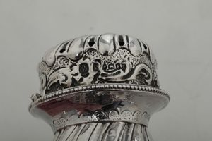 Porta sale e porta pepe. Londra, 1885. Marchio dell'argentiere non identificato  - Asta Argenti - Associazione Nazionale - Case d'Asta italiane