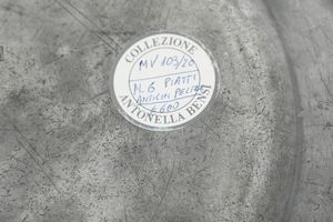 Cinque piatti in peltro. Manifattura europea del XVIII-XIX secolo  - Asta Argenti - Associazione Nazionale - Case d'Asta italiane