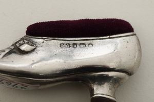 Coppia di punta spilli a foggia di scarpetta. Inghilterra, XIX-XX secolo  - Asta Argenti - Associazione Nazionale - Case d'Asta italiane