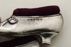 Coppia di punta spilli a foggia di scarpetta. Inghilterra, XIX-XX secolo  - Asta Argenti - Associazione Nazionale - Case d'Asta italiane