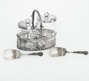 Porta salsine con due cucchiaini in metallo argentato  - Asta Argenti - Associazione Nazionale - Case d'Asta italiane