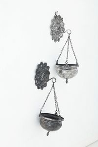 Coppia di acquasantiere, Roma XIX secolo, marchio dell'argentiere consunto di difficile lettura e saliera tripode. Sicilia inizio XIX secolo, marchio dell'argentiere non identificato  - Asta Argenti - Associazione Nazionale - Case d'Asta italiane