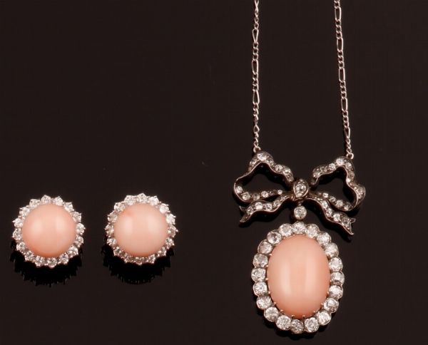Demi-parure in corallo rosa e diamanti  - Asta Fine Coral Jewels - Associazione Nazionale - Case d'Asta italiane