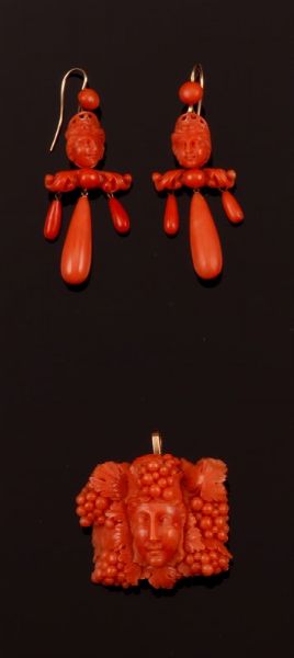 Parure composta da pendente/spilla ed un paio di orecchini in corallo  - Asta Fine Coral Jewels - Associazione Nazionale - Case d'Asta italiane