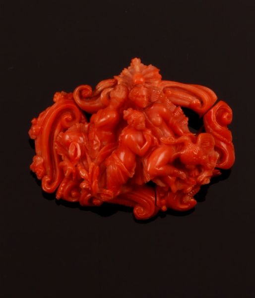 Spilla in corallo raffigurante tre figure femminili  - Asta Fine Coral Jewels - Associazione Nazionale - Case d'Asta italiane