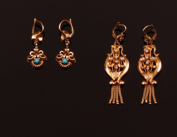 Lotto composto da due paia di orecchini con turchesi, perline e rose di diamante  - Asta Fine Coral Jewels - Associazione Nazionale - Case d'Asta italiane