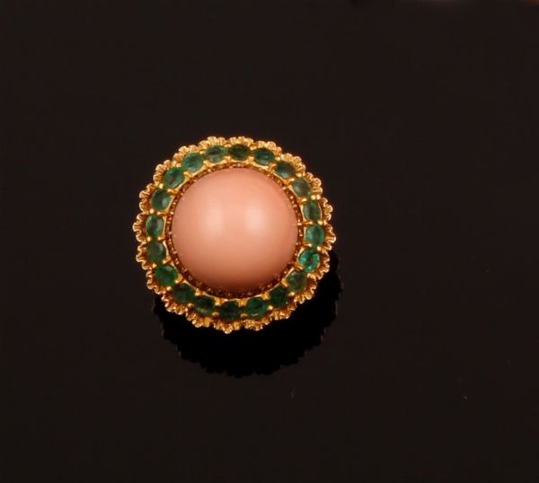 Mario Buccellati. Anello con corallo rosa e smeraldi  - Asta Fine Coral Jewels - Associazione Nazionale - Case d'Asta italiane