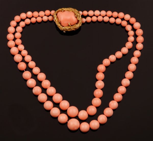 Bulgari. Collana di corallo rosa composta da due fili di boules scalari  - Asta Fine Coral Jewels - Associazione Nazionale - Case d'Asta italiane