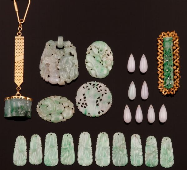 Lotto giadeiti verdi, viola, un portachiave ed una spilla  - Asta Fine Coral Jewels - Associazione Nazionale - Case d'Asta italiane