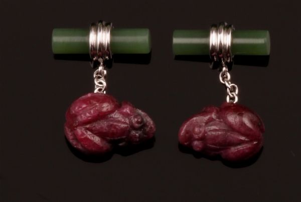 Bottoni da polso Rana con corindone rosso e giadeite verde  - Asta Fine Coral Jewels - Associazione Nazionale - Case d'Asta italiane