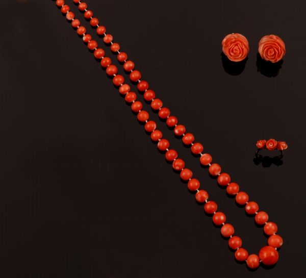 Lotto composto da collana, anello ed orecchini in corallo  - Asta Fine Coral Jewels - Associazione Nazionale - Case d'Asta italiane