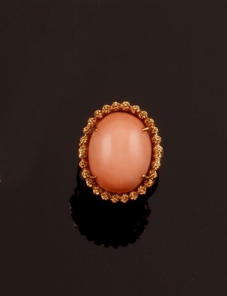 Anello con corallo rosa taglio cabochon  - Asta Fine Coral Jewels - Associazione Nazionale - Case d'Asta italiane