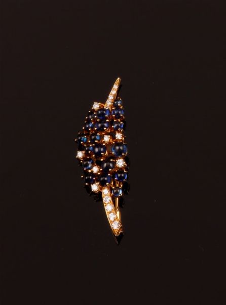 Spilla con zaffiri taglio cabochon e diamanti  - Asta Fine Coral Jewels - Associazione Nazionale - Case d'Asta italiane
