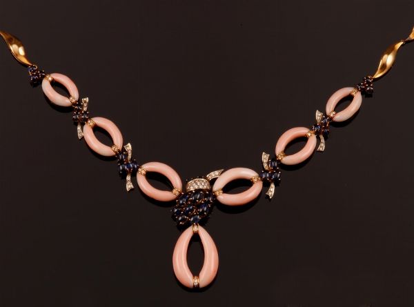 Girocollo con corallo rosa, zaffiri e diamanti  - Asta Fine Coral Jewels - Associazione Nazionale - Case d'Asta italiane
