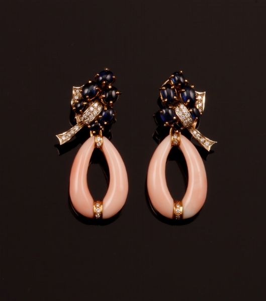 Orecchini pendenti con corallo rosa, zaffiri e diamanti  - Asta Fine Coral Jewels - Associazione Nazionale - Case d'Asta italiane