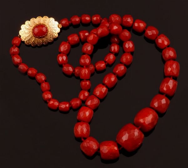 Collana in corallo rosso, a boules scalari  - Asta Fine Coral Jewels - Associazione Nazionale - Case d'Asta italiane
