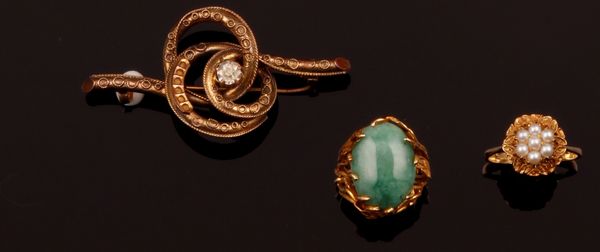 Lotto composto da due anelli ed una spilla  - Asta Fine Coral Jewels - Associazione Nazionale - Case d'Asta italiane