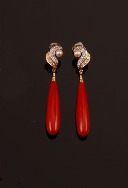 Orecchini pendenti con corallo, diamanti e piccole perle  - Asta Fine Coral Jewels - Associazione Nazionale - Case d'Asta italiane