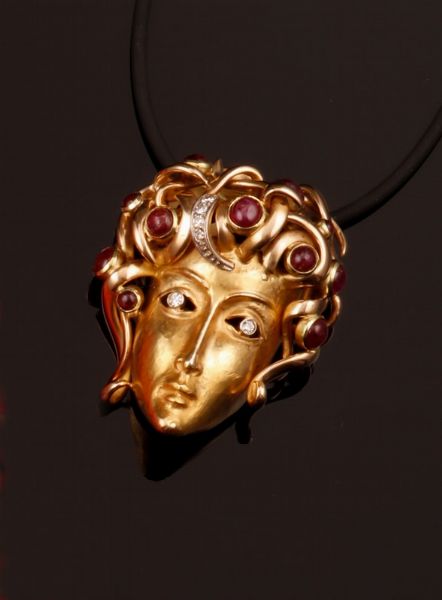 Pendente Medusa con diamanti e rubini taglio cabochon  - Asta Fine Coral Jewels - Associazione Nazionale - Case d'Asta italiane