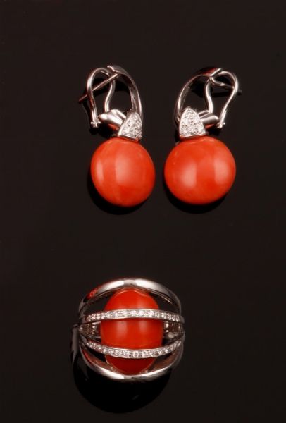 Parure composta da anello ed orecchini con corallo e diamanti  - Asta Fine Coral Jewels - Associazione Nazionale - Case d'Asta italiane