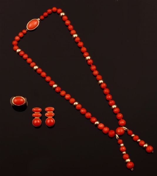 Parure composta da girocollo, orecchini ed anello in corallo  - Asta Fine Coral Jewels - Associazione Nazionale - Case d'Asta italiane