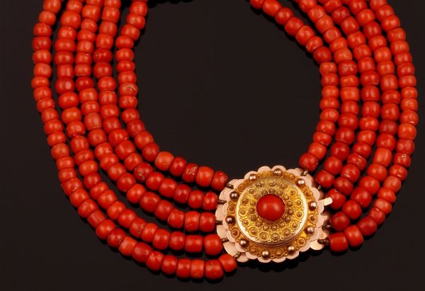 Collana composta da cinque fili di corallo  - Asta Fine Coral Jewels - Associazione Nazionale - Case d'Asta italiane