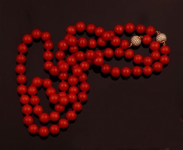 Sautoir in corallo rosso, divisibile in collana e bracciale  - Asta Fine Coral Jewels - Associazione Nazionale - Case d'Asta italiane