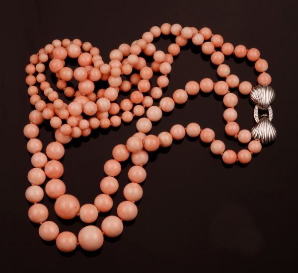 Collana composta da due fili di corallo rosa, a boules scalari  - Asta Fine Coral Jewels - Associazione Nazionale - Case d'Asta italiane