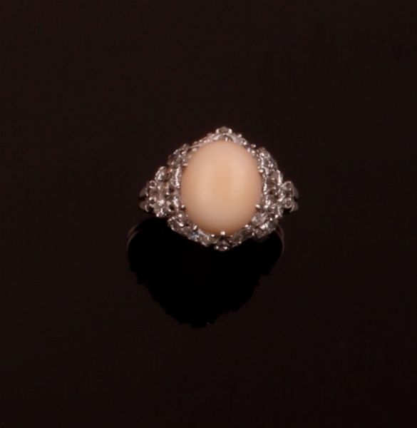 Anello con corallo rosa taglio cabochon e diamanti  - Asta Fine Coral Jewels - Associazione Nazionale - Case d'Asta italiane