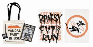 Banksy - Merchandising dalla mostra Cut&Run: catalogo della mostra, polaroid, 2 manifesti e borsa Vandal Paint in Use.
