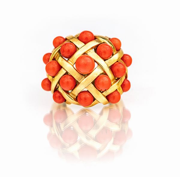Anello a cupola in oro e corallo rosso  - Asta Asta a Tempo - Gioielli e Preziosi - Associazione Nazionale - Case d'Asta italiane