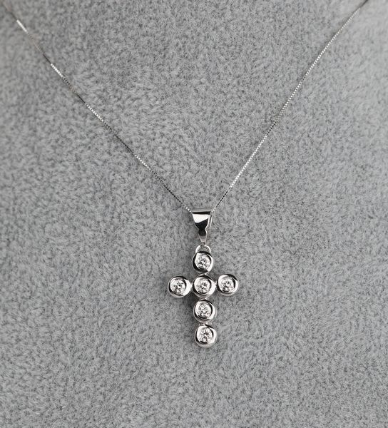 Pendente a croce in oro e brillanti  - Asta Asta a Tempo - Gioielli e Preziosi - Associazione Nazionale - Case d'Asta italiane