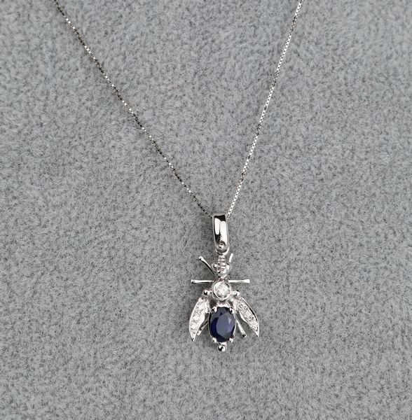 Pendente a mosca in oro, zaffiro e brillanti  - Asta Asta a Tempo - Gioielli e Preziosi - Associazione Nazionale - Case d'Asta italiane