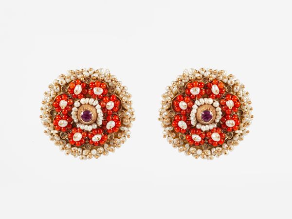 Coppia di orecchini in oro microperle coralli e rubini  - Asta Asta a Tempo - Gioielli e Preziosi - Associazione Nazionale - Case d'Asta italiane