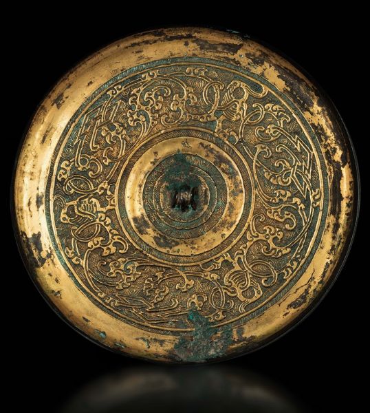 Specchio in bronzo dorato con decori a rilievo, Cina, Dinastia Han (206 a.C.-220 d.C.)  - Asta The Art of Himalayan and Chinese Bronze - Associazione Nazionale - Case d'Asta italiane