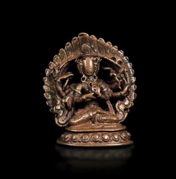 Figura di Amitaya con aura seduta su fiore di loto in bronzo, Nepal, XI secolo  - Asta The Art of Himalayan and Chinese Bronze - Associazione Nazionale - Case d'Asta italiane