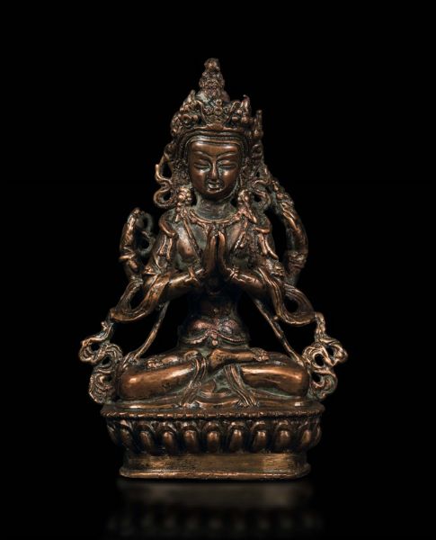 Figura di Avalokitesvara seduta su fiore di loto in bronzo, Tibet/Nepal, XV secolo  - Asta The Art of Himalayan and Chinese Bronze - Associazione Nazionale - Case d'Asta italiane