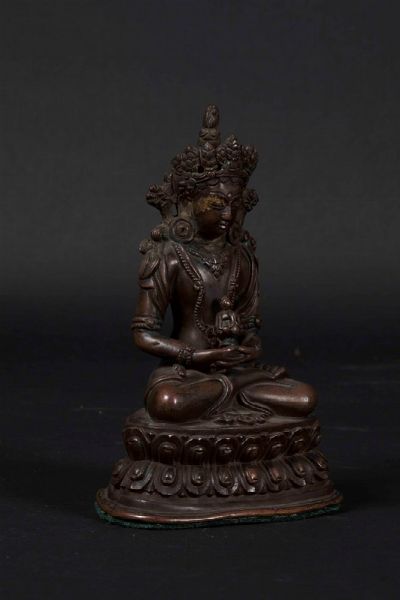 Figura di Avalokitesvara seduta su doppio fiore di loto in bronzo, Tibet/Nepal, XVI secolo  - Asta The Art of Himalayan and Chinese Bronze - Associazione Nazionale - Case d'Asta italiane