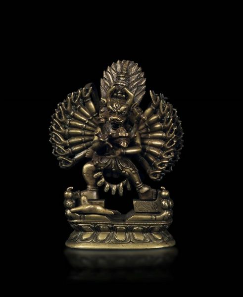 Figura di Vajrabhairava in Yab Yum su doppio fiore di loto in bronzo, Tibet, XVIII secolo  - Asta The Art of Himalayan and Chinese Bronze - Associazione Nazionale - Case d'Asta italiane