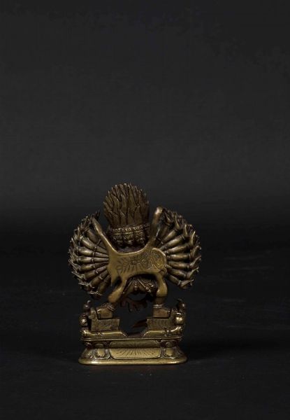Figura di Vajrabhairava in Yab Yum su doppio fiore di loto in bronzo, Tibet, XVIII secolo  - Asta The Art of Himalayan and Chinese Bronze - Associazione Nazionale - Case d'Asta italiane