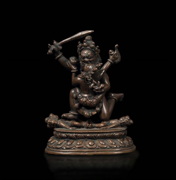 Figura di Rakta-Yamari in Yab-Yum in bronzo su doppio loto, Cina, Dinastia Ming, XVI-XVII secolo  - Asta The Art of Himalayan and Chinese Bronze - Associazione Nazionale - Case d'Asta italiane