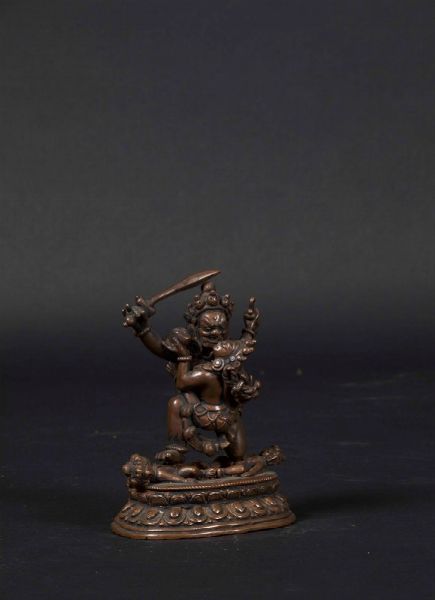 Figura di Rakta-Yamari in Yab-Yum in bronzo su doppio loto, Cina, Dinastia Ming, XVI-XVII secolo  - Asta The Art of Himalayan and Chinese Bronze - Associazione Nazionale - Case d'Asta italiane