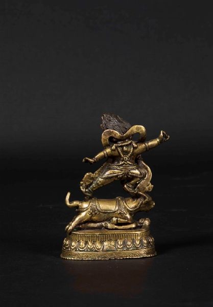 Figura di Dharmapala Santi-Yama in bronzo dorato sopra fiore di loto, Tibet, XVII secolo  - Asta The Art of Himalayan and Chinese Bronze - Associazione Nazionale - Case d'Asta italiane