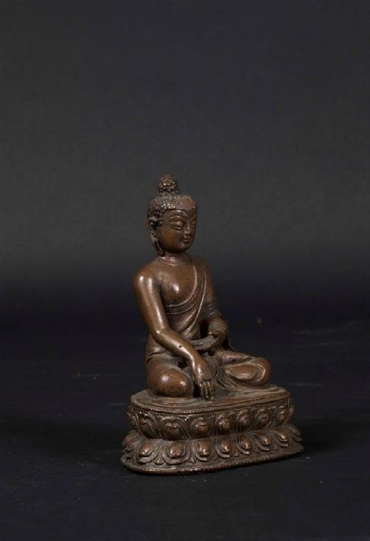 Figura di Buddha Sakyamuni seduto su doppio fiore di loto in bronzo, Tibet, XV-XVI secolo  - Asta The Art of Himalayan and Chinese Bronze - Associazione Nazionale - Case d'Asta italiane