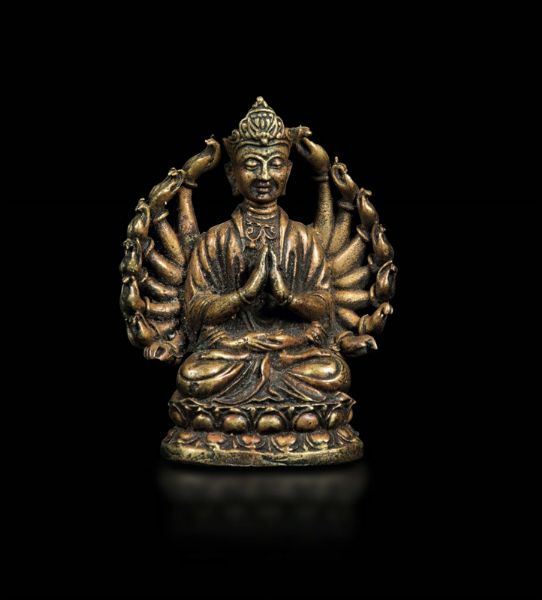 Figura di Lama in bronzo seduto su doppio fiore di loto, Tibet, XVI secolo  - Asta The Art of Himalayan and Chinese Bronze - Associazione Nazionale - Case d'Asta italiane