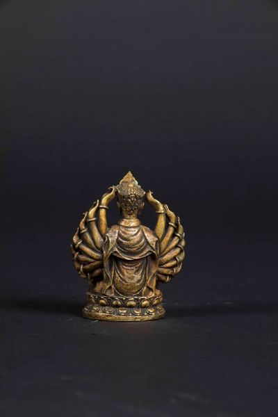 Figura di Lama in bronzo seduto su doppio fiore di loto, Tibet, XVI secolo  - Asta The Art of Himalayan and Chinese Bronze - Associazione Nazionale - Case d'Asta italiane